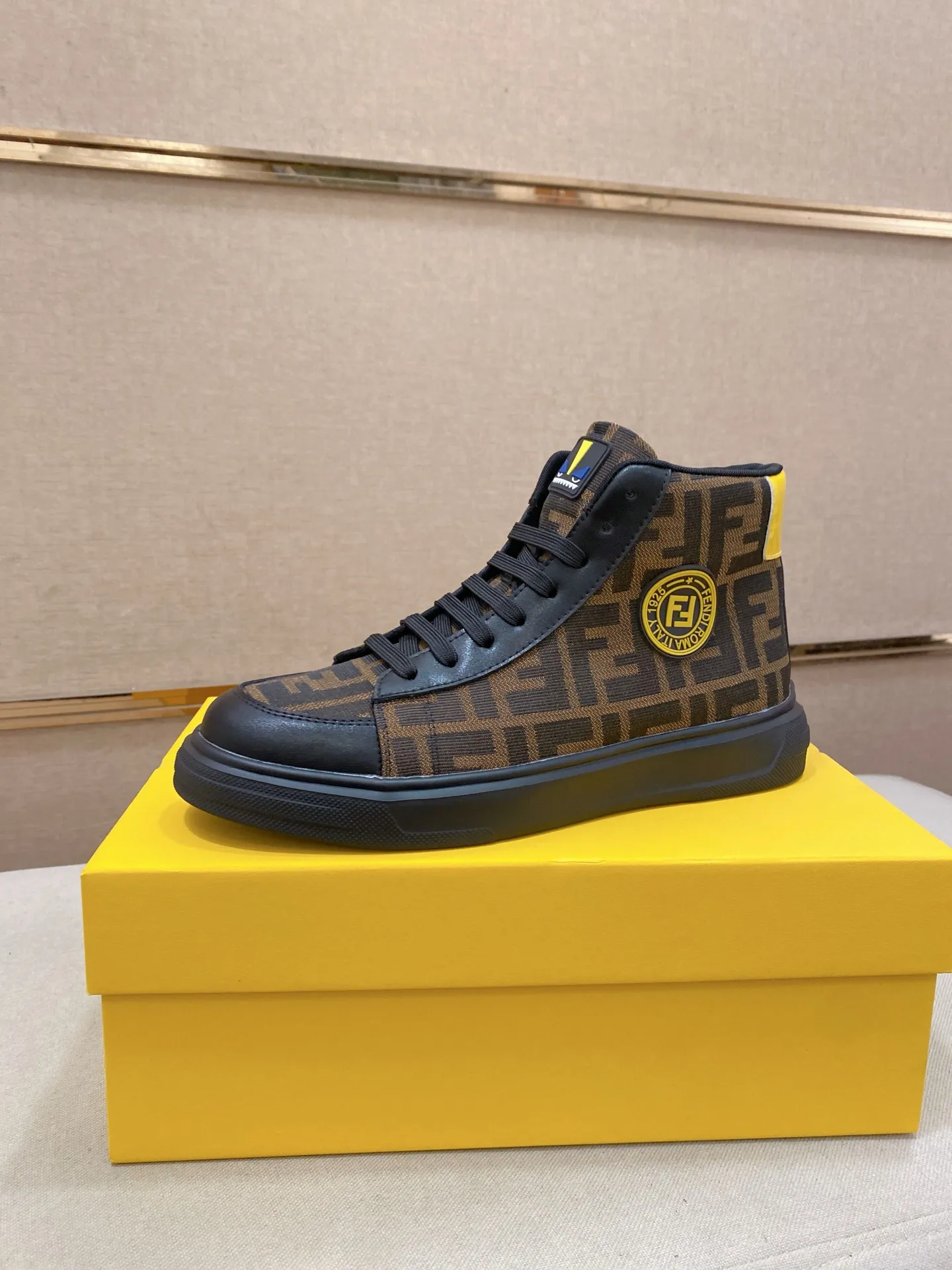 Men's shoes 420💰 (fendi) New high-top 👊🏻 upper 🇮🇹 imported cowhide fabric 🇩🇪 lining imported breathable mesh lining. The original outsole is molded to highlight the identity of every man, and the upper foot is elegant and stable🚶🏻🚶🏻The high-end custom counters reproduce the original version📯No matter the wind or rain, the shoe last remains unchanged and can withstand the verification of time🔍️,🔵 Size: 38-44